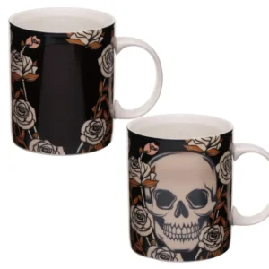 Mug thermoréactif noir à roses blanches et feuilles cuivrées révélant une tête de mort blanche.