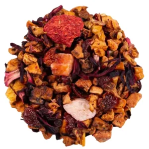 tisane de fruits avec des morceaux de pomme, d'ananas, de papaye, de fraise, des mûres et de l'hibiscus