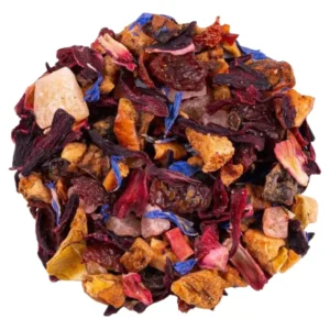 tisane avec des morceaux de fruits : pêche, melon, papaye, pomme et ananas et des fleurs de bleuet